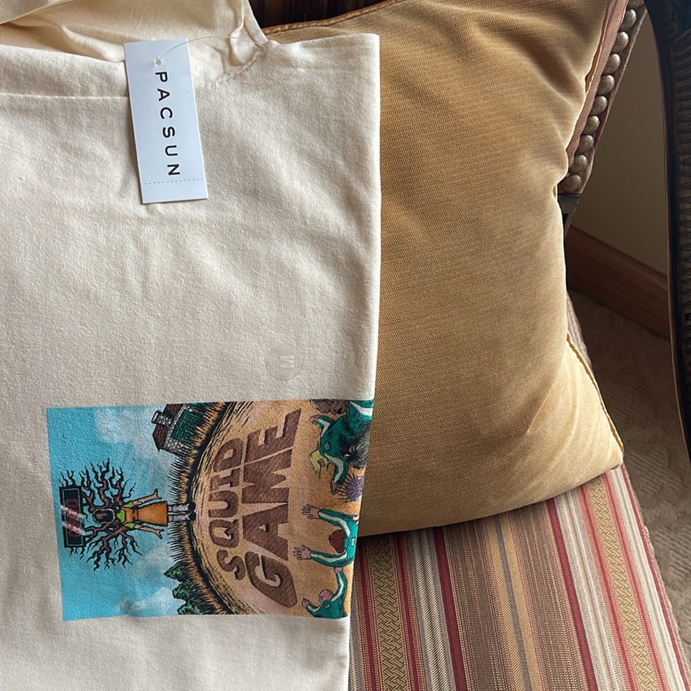 NWT NETFLIX MARKET X PACSUN SQUID GAME SHORT SLLEVE CREAM TSHIRT MED - Picture 6 of 6